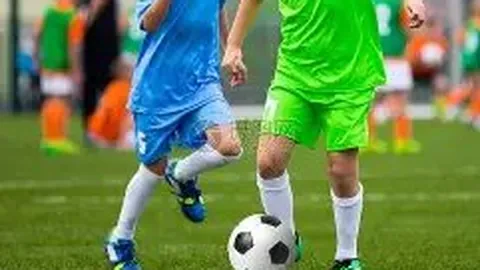 郭晶晶享受家庭温馨时光，霍启刚携三子女亲手制母亲节蛋糕