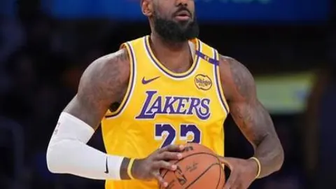 “英超：埃弗顿主场对曼联握手言和，连续两场定位球均战平”